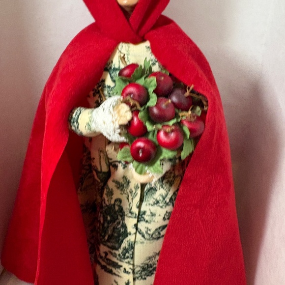 Byers Choice WILLIAMSBURG Colonial Caroler Woman W/Basket of Red Apples Tags - Picture 3 of 10